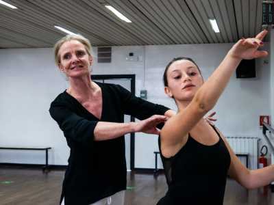 Un aspetto che cogliamo subito ammirando all�opera Claire con la sua allieva Federica, 15enne specializzata in danza classica
